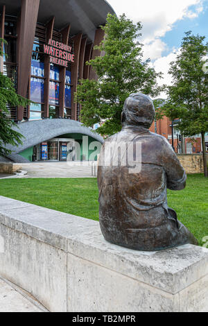 Scultura in motivi di Waterside Theatre, Aylesbury, Buckinghamshire England, Regno Unito Foto Stock