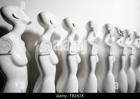 Ampio angolo di foto di plastica manichini donna in piedi in linea con uno che guarda ad un'altra direzione quindi gli altri Foto Stock