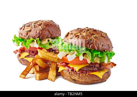 Due hamburger con cereali panini e patatine fritte su bianco Foto Stock