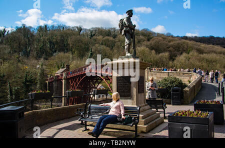 Il ponte di ferro & War Memorial, Ironbridge, Shropshire, Regno Unito Foto Stock