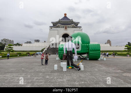 Un serbatoio gonfiabile uomo è visualizzato a Chiang Kai-shek Memorial Hall di Taipei per contrassegnare il trentesimo anniversario del giugno 4, 1989 massacro di Tiananmen. Foto Stock