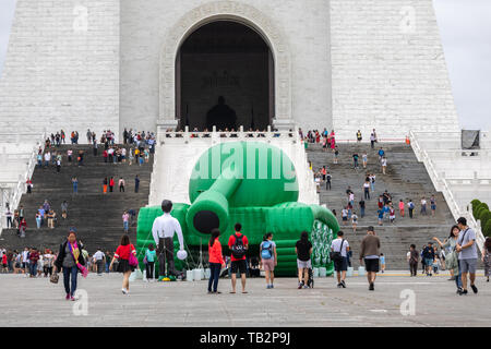 Un serbatoio gonfiabile uomo è visualizzato a Chiang Kai-shek Memorial Hall di Taipei per contrassegnare il trentesimo anniversario del giugno 4, 1989 massacro di Tiananmen. Foto Stock