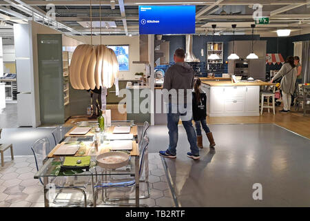 I clienti nel reparto cucine Showroom di Ikea a Coventry, Regno Unito, 29 maggio 2019. Foto Stock