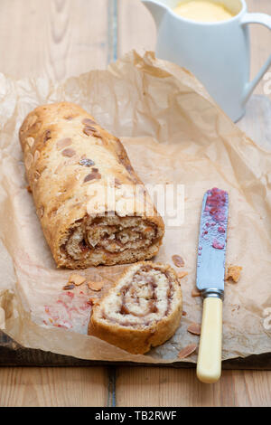 La marmellata Roly Poly con una brocca di crema pasticcera Foto Stock