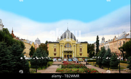 La piazza del teatro (Teatralna Square) in Chernivtsi città in Ucraina Foto Stock