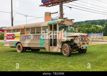 NEWTON, NC, USA--5/22/19: vecchia scuola-bus spogliato e verniciati per uso come racing/ schiantarsi evento. Foto Stock