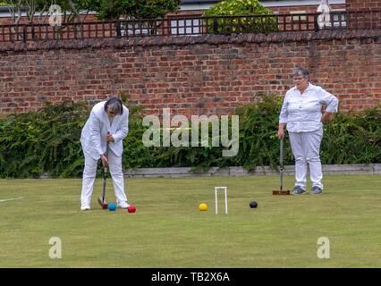 Due giocatori per croquet sul verde Foto Stock