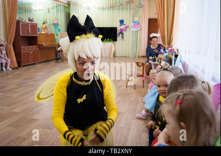 La Russia Novodvinsk Maggio 2019 - Kindergarten 24 - un tema matinée in asilo nido, dove tutti sono vestiti di bee o farfalla costumi - i bambini di t Foto Stock