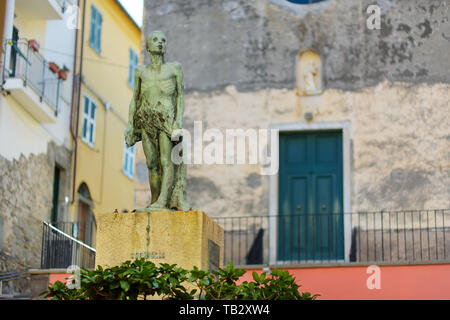 CORNIGLIA, Italia - 20 novembre 2018: Cappella di Santa Caterina flagellants e il monumento ai caduti a Corniglia nel 1926. Foto Stock