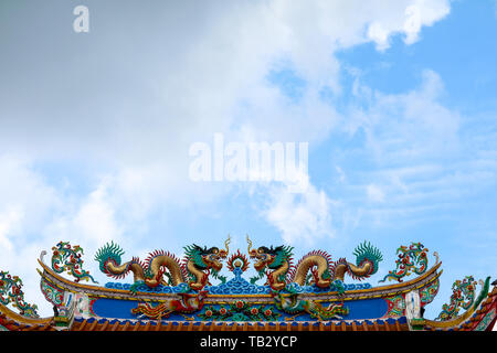 Double Dragon sul tetto del tempio cinese gate e cielo blu sullo sfondo Foto Stock