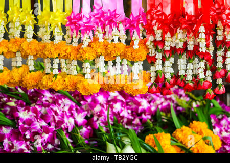 Fiori freschi di garland utilizzato per il culto delle cose sacre nel Buddismo, non vi sono vendite generale lungo il lato strada Foto Stock