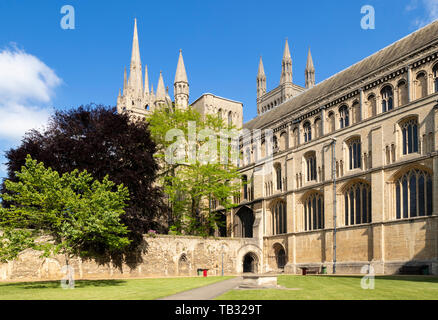 Chiostro medievale vicino al fronte sud di Peterborough Cathedral Peterborough Cambridgeshire England Regno Unito GB Europa Foto Stock