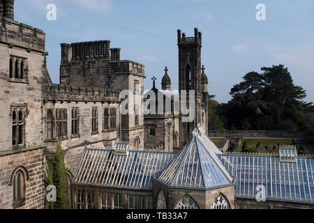 dh The Tower House ALTON TOWERS TENUTA STAFFORDSHIRE Earls of Shrewsbury derelict stile gotico maestoso casa esterno UK Foto Stock