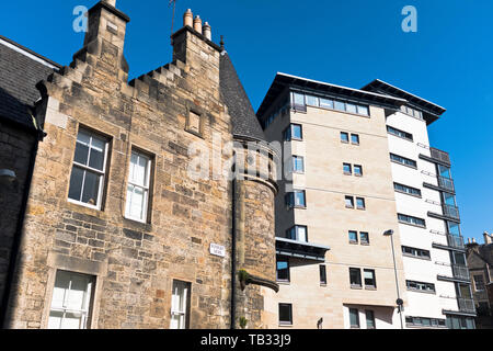 dh Scotland tenement DEAN VILLAGE EDINBURGH Scottish Old House e moderni appartamenti in blocchi di appartamenti case che ospitano appartamenti Foto Stock