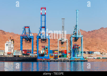 Aqaba Giordania - 18 Maggio 2018: quattro gru a portale di supporto in linea. Contenitore terminale. Porto di Aqaba città al giorno d'estate e di sole. Golfo di Aqaba, Giordania Foto Stock