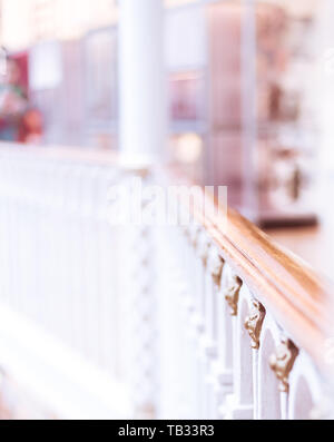 Scala con corrimano in legno. interior design, architettura classica Foto Stock