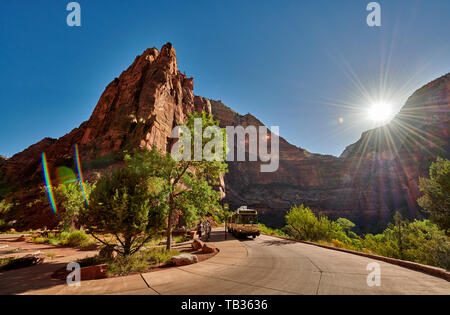 Autobus guidare attraverso il Parco Nazionale Zion, Utah, Stati Uniti d'America, America del Nord Foto Stock