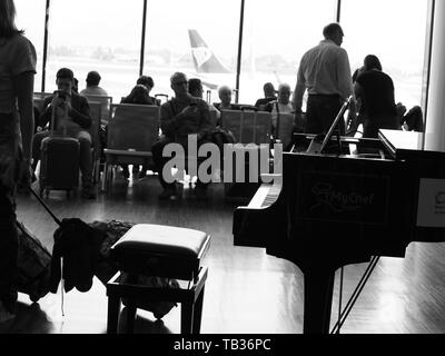 Piano in bianco e nero a Milano Aeroporto di Bergamo Foto Stock