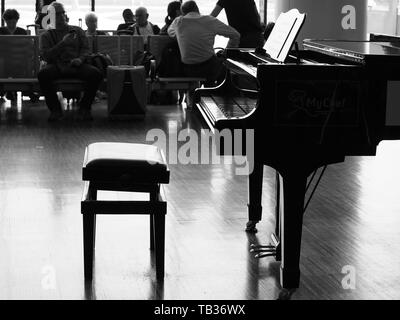 Piano in bianco e nero a Milano Aeroporto di Bergamo Foto Stock