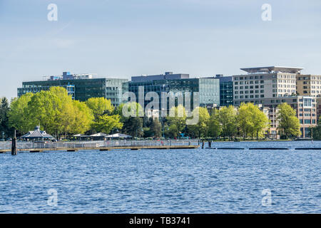 Una vista del litorale al gene Coulon Park con barca ancorata di fronte. Foto Stock