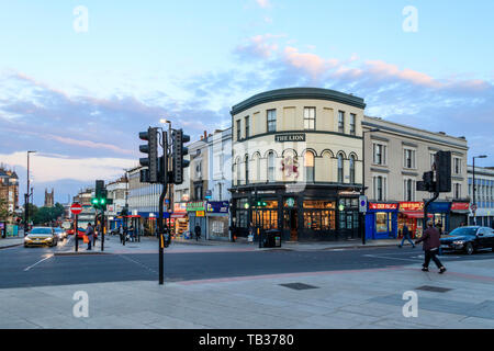 Navigator Square a Archway guardando verso sud lungo Holloway Road, The Lion public house (ora un Starbucks Coffee House) all'angolo, London, Regno Unito Foto Stock