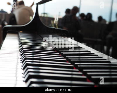 Piano in bianco e nero a Milano Aeroporto di Bergamo Foto Stock