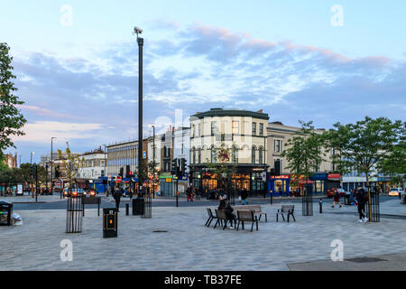 Navigator Square a Archway guardando verso sud lungo Holloway Road, The Lion public house (ora un Starbucks Coffee House) all'angolo, London, Regno Unito Foto Stock