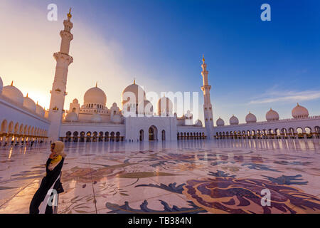 Abudhabi, Emirati Arabi Uniti - 11 Gennaio 2019: Sheikh Zayed grande moschea è la più grande moschea del paese. Durante Eid, può essere visitato da più di 41.000 pe Foto Stock
