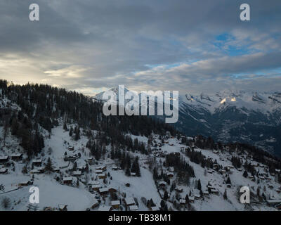 Amazing shot antenna con il drone su La Tzoumaz, Svizzera, su un scuro freddo giorno di gennaio. Foto Stock
