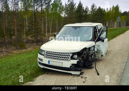 Off road auto dopo collisione frontale con un altro veicolo Foto Stock