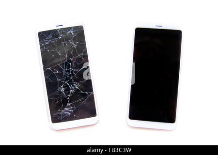Due smartphone mobile con rotto e fisso in vetro touch screen isolato su bianco. Servizio di riparazione e di concetto tecnologico. top view, copyspace testo fo Foto Stock