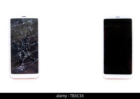 Telaio per testo fatta di due smartphone mobile con rotto e fisso in vetro touch screen isolato su bianco. Servizio di riparazione e di concetto tecnologico. Foto Stock