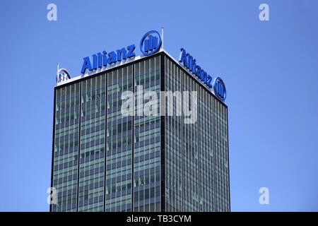 14.07.2018, Berlin, Berlin, Germania - Torre del complesso edilizio Treptowers con la scritta dell' assicurazione Allianz. 00S180714D860CAROEX.JPG [M Foto Stock