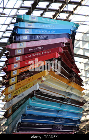 21.07.2018, Berlin, Berlin, Germania - Ritter-Sport-torre in Berlino Stazione Centrale. 00S180721D920CAROEX.JPG [modello di rilascio: non applicabile, la proprietà R Foto Stock