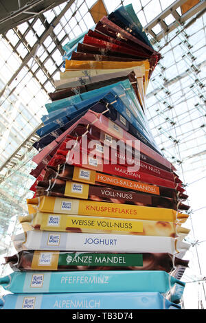 21.07.2018, Berlin, Berlin, Germania - Ritter-Sport-torre in Berlino Stazione Centrale. 00S180721D921CAROEX.JPG [modello di rilascio: non applicabile, la proprietà R Foto Stock