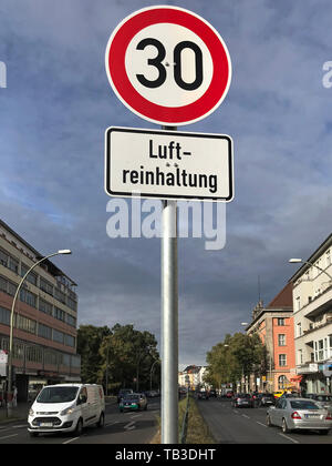 26.09.2018, Berlin, Berlin, Germania - limite di velocità 30 segno per il controllo dell'inquinamento atmosferico a Tempelhofer Damm. 00S180926D910CAROEX.JPG [modello di rilascio: NO, P Foto Stock