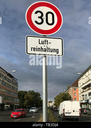 26.09.2018, Berlin, Berlin, Germania - limite di velocità 30 segno per il controllo dell'inquinamento atmosferico a Tempelhofer Damm. 00S180926D912CAROEX.JPG [modello di rilascio: NO, P Foto Stock