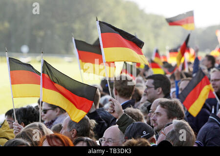03.10.2018, Hoppegarten, Brandeburgo, Germania - Persone sventolando bandiere nazionali il giorno dell'unità tedesca. 00S181003D947CAROEX.JPG [modello di rilascio: NO, P Foto Stock