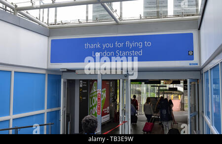 L'aeroporto di Stansted - Stansted Express London, Regno Unito. Il 14 giugno 2018. Accoglienza all'aeroporto i segni e le indicazioni per il treno per Londra, Stansted Foto Stock