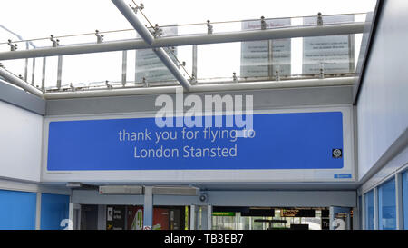 L'aeroporto di Stansted - Stansted Express London, Regno Unito. Il 14 giugno 2018. Accoglienza all'aeroporto i segni e le indicazioni per il treno per Londra, Stansted Foto Stock