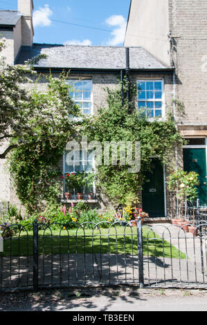 Una tipica proprietà sulla periferia del lungo il sentiero seguendo il fiume Cam a Grantchester da Cambridge, Regno Unito Foto Stock