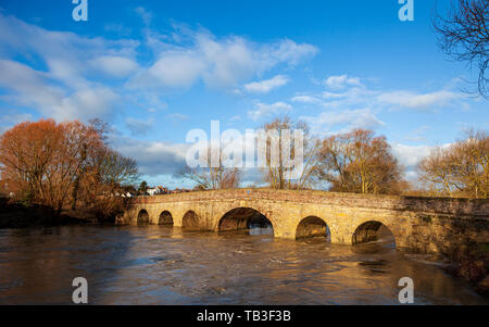 Una vista nel tardo pomeriggio del Pershore Vecchio ponte con il fiume Avon in piena, Worcestershire, Inghilterra Foto Stock