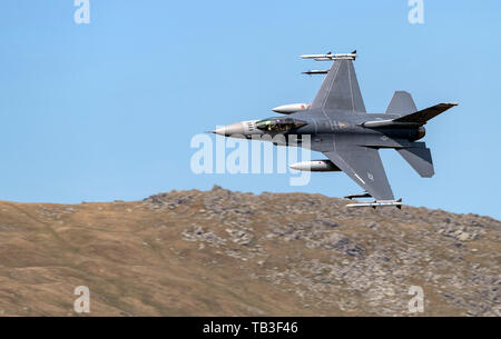 F-16C aeromobile da Homestead Air Base di riserva, Florida il transito A5 passano in LFA7 (Callsigns Mako 21 e Mako 22) sul 16/05/2019 Foto Stock