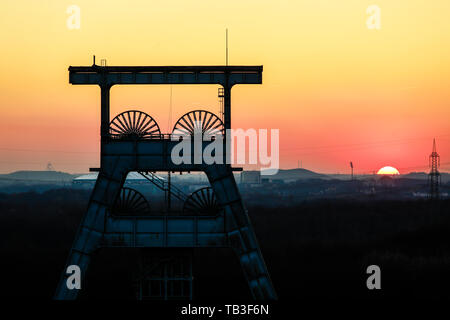 27.02.2019, Herten, Renania settentrionale-Vestfalia, Germania - Ewald colliery, Doppelbock-Foerdergeruest sopra l'albero 7 al tramonto, la miniera di carbone è stato chiuso Foto Stock