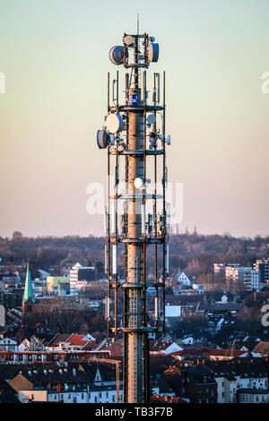 27.02.2019, Herten, Renania settentrionale-Vestfalia, Germania - telefono cellulare il montante in urban area residenziale. 00x190227D034CAROEX.JPG [modello di rilascio: non APP Foto Stock