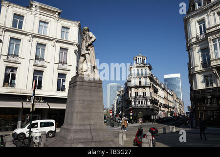 01.04.2019, Bruxelles, Belgio - La statua del generale Henri Alexis Brialmont su Rue de la Croix de Fer, all' angolo di rue Royale. 00R1904 Foto Stock