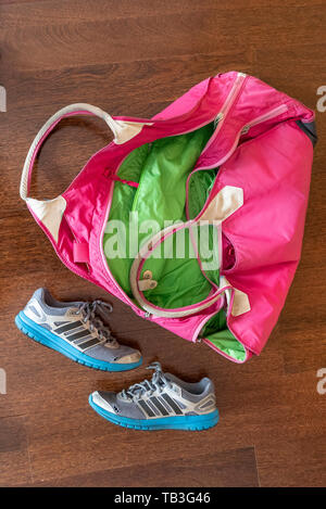 Indossato rosa borsa della palestra e il blu Adidas sneakers Foto Stock