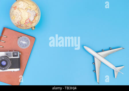 Gadget da viaggio su blu e rosa sfondo pastello Foto stock - Alamy