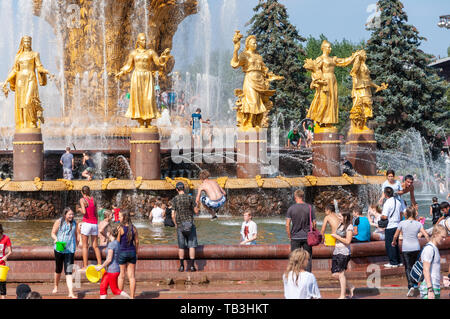 Mosca, Russia - Agosto 2011: Il calore nella città. Persone si bagnano in città fontana durante la calda estate meteo. Foto Stock