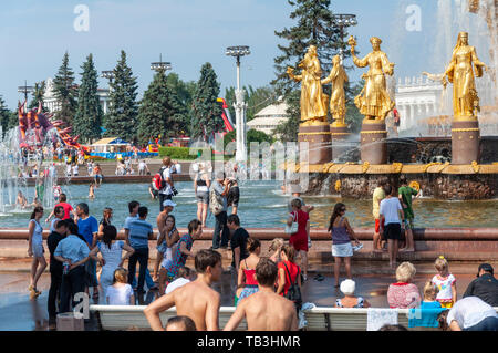 Mosca, Russia - Agosto 2011: Il calore nella città. Persone si bagnano in città fontana durante la calda estate meteo. Foto Stock